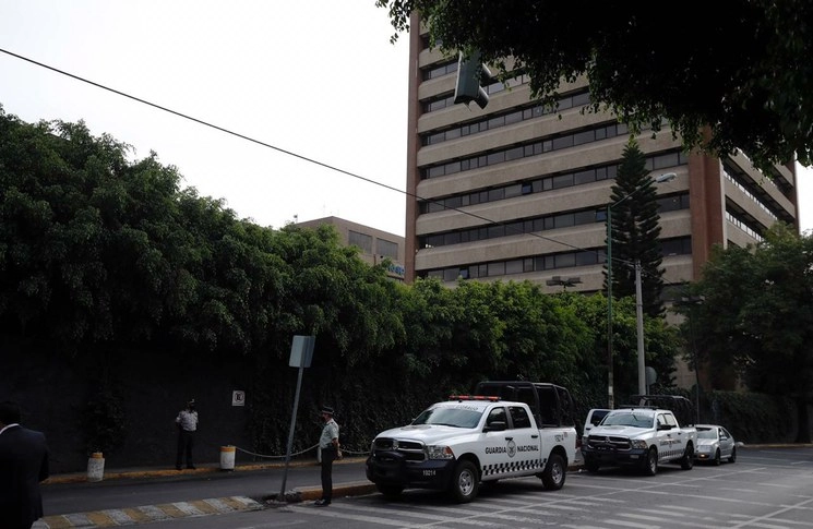 Vigilancia permanente de la Guardia Nacional afuera del hospital Ángeles del Pedregal, donde se mantiene detenido Emilio Lozoya. Foto Cristina Rodríguez
