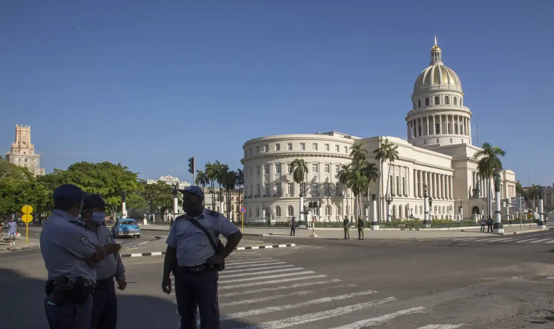 Policías vigilan la zona cercana al Capitolio de La Habana tras las protestas de la víspera, el lunes 12 de julio de 2021. Foto Ap