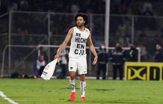 El 'Chino' Huerta durante un partido en Ciudad Universitaria. Foto Víctor Camacho / Archivo