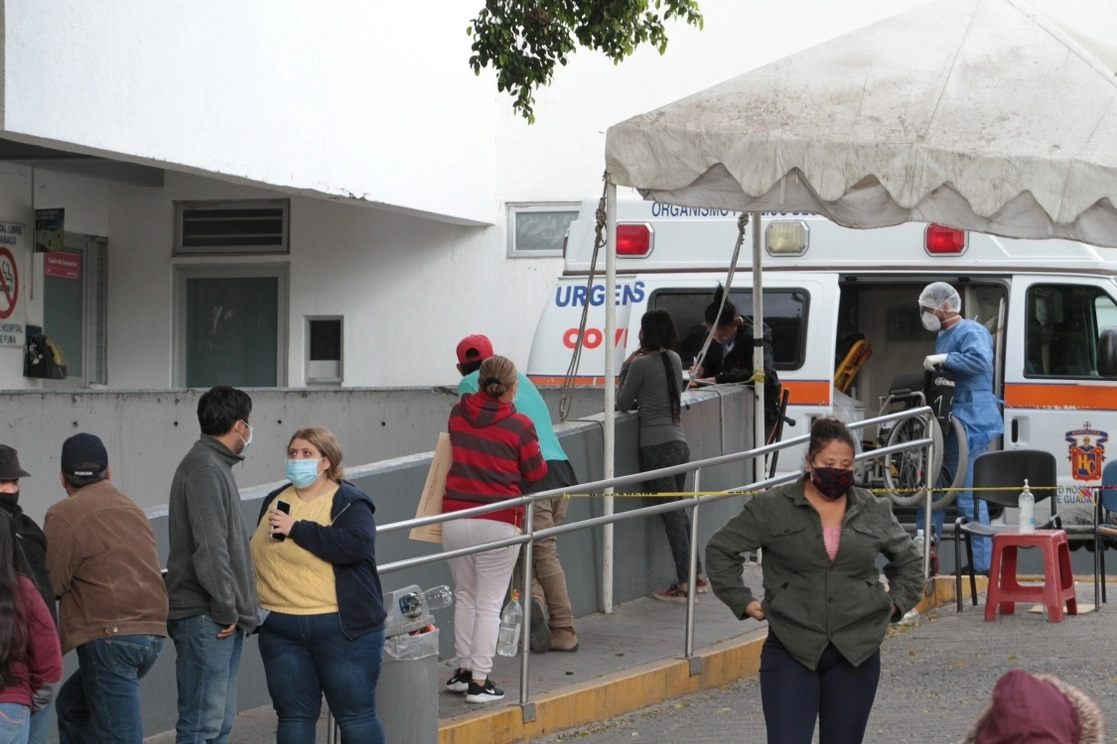 Familiares esperan alguna información sobre sus pacientes afuera del Hospital Civil Nuevo, ubicado en Guadalajara. Foto Arturo Campos Cedillo/ Archivo

