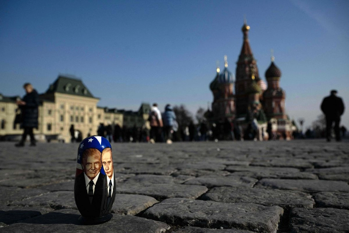 En la imagen una muñeca rusa tradicional de madera, llamada Matrioska, que representa al presidente ruso Vladimir Putin y al presidente estadounidense Donald Trump en la Plaza Roja, frente a la Catedral de San Basilio, en el centro de Moscú.