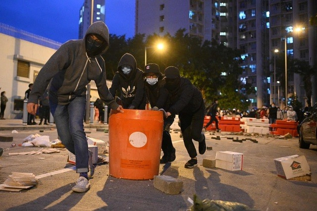 En Hong Kong, personas caminan por las calles con mascarillas. Foto Afp 