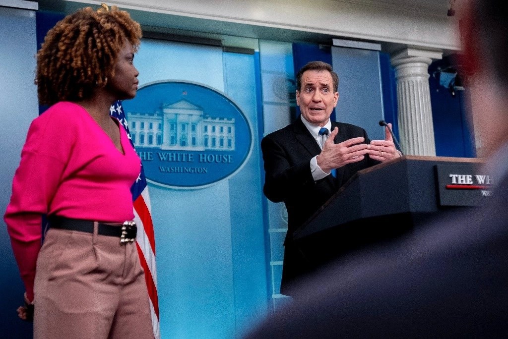 El vocero de seguridad nacional de la Casa Blanca, John Kirby, acompañado por la secretaria de prensa de la Casa Blanca, Karine Jean-Pierre, habla en una conferencia de prensa en la Casa Blanca en Washington, 15 febrero 2024. Foto Ap
