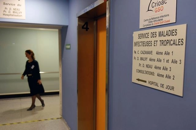 En el departamento de Enfermedades Tropicales Infecciones del Hospital Universitario de Pellegrin, en Burdeos, al sur de Francia, donde un paciente con coronavirus se encuentra internado. Foto Afp 