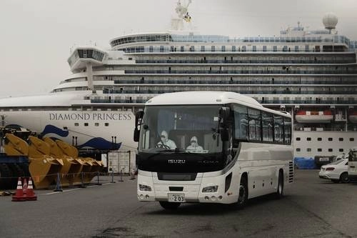  Autoridades de EU anunciaron que desalojarán a sus ciudadanos del crucero Diamond Princess en cuarentena en el puerto de Yokohama, cerca de Tokio.Foto Ap