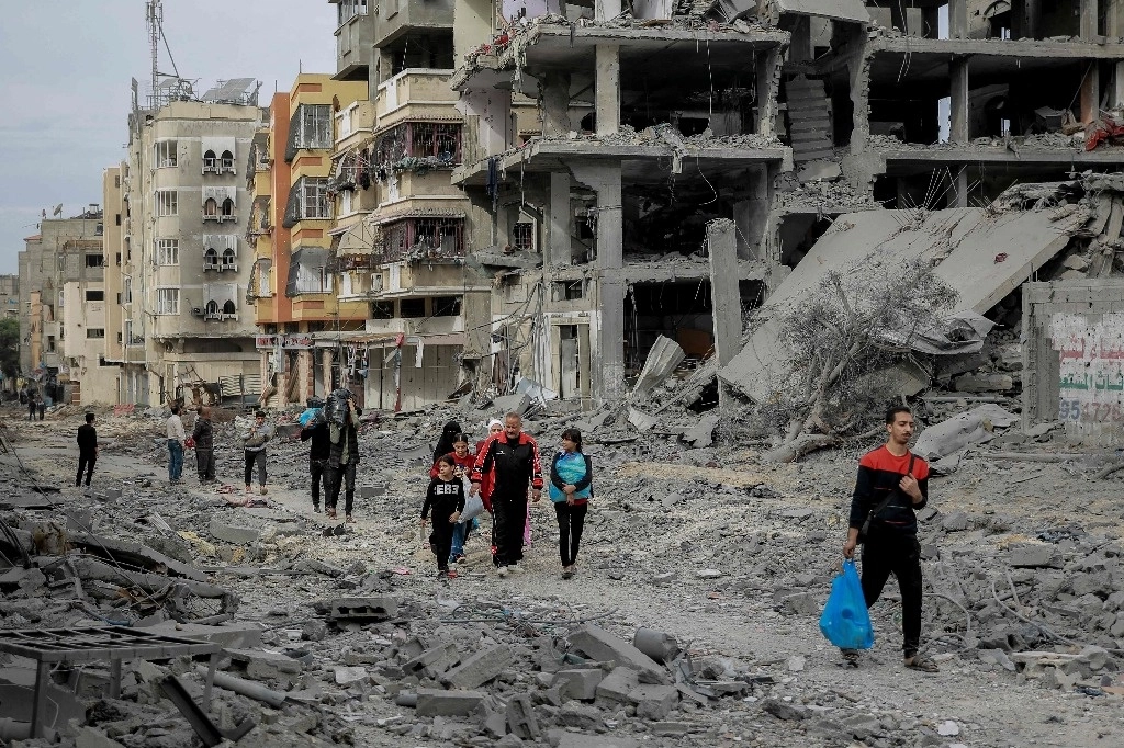 Los palestinos cargan artículos recuperables mientras abandonan la ciudad de Gaza hacia zonas más seguras en el sur el 25 de noviembre de 2023, en el segundo día de una tregua entre Israel y Hamás. Foto Afp