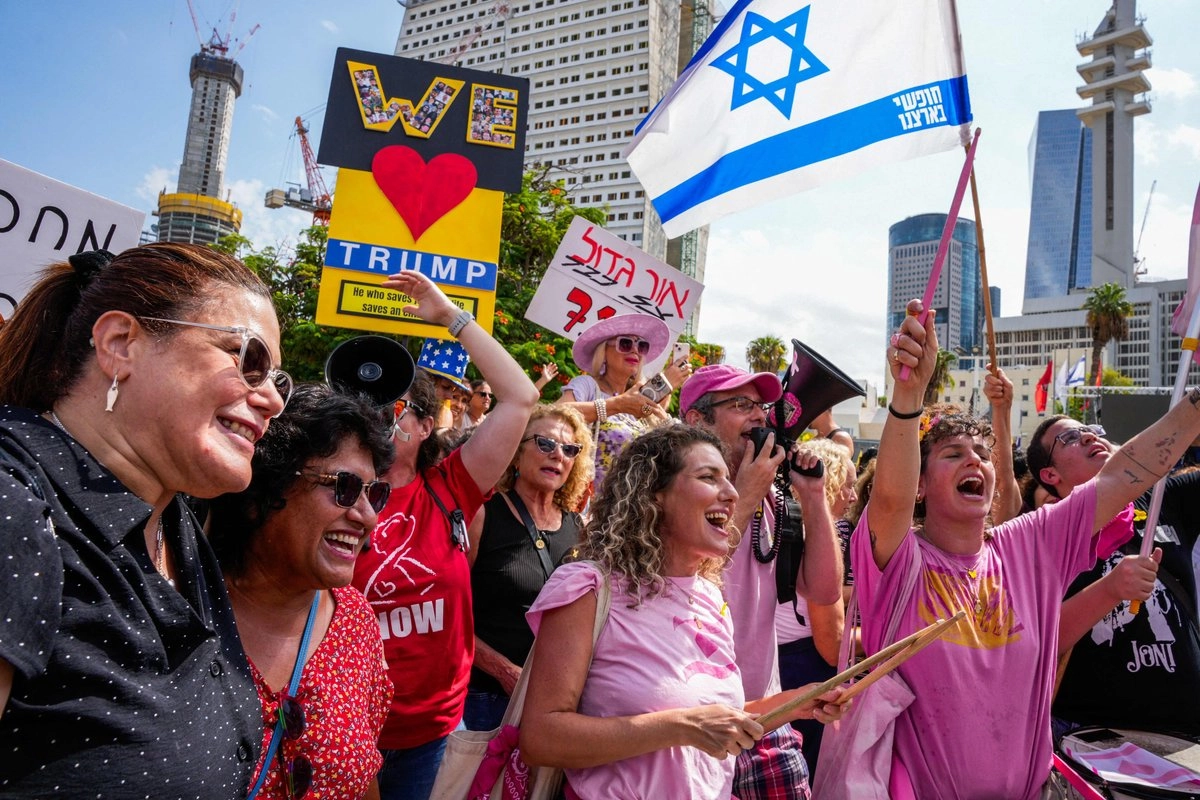 Israelíes celebran el anuncio de un acuerdo de alto al fuego en Gaza, en la Plaza de los Rehenes, en Tel Aviv, Israel, el 9 de octubre de 2025. Foto 