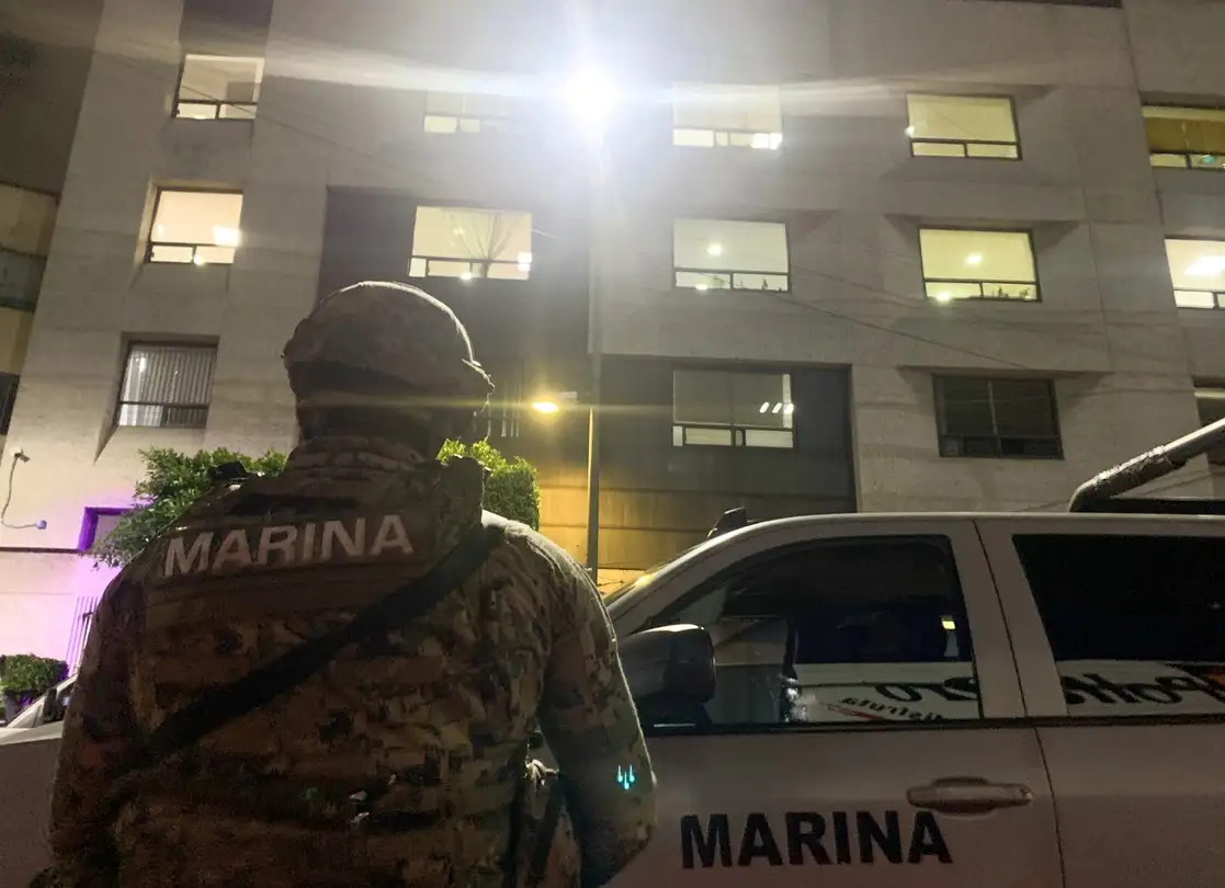Elementos de la Marina vigilan las instalaciones de la Fiscalía General de la República, en la colonia Tacubaya, donde supuestamente fue trasladado Murillo Karam. Foto: Víctor Camacho