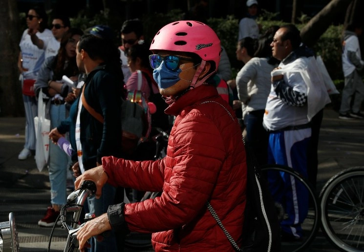 Personas con tapabocas en el paseo ciclista sobre Paseo de la Reforma, como protección por el brot de coronavirus. Foto Cristina Rodríguez 