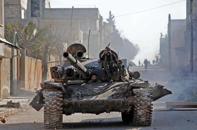 Combatientes sirios en la ciudad de Saraqib, al sur de Alepo, en imagen de febrero de 2020. Foto Afp