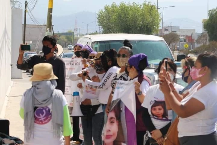 Familiares de Nicole durante una protesta esta tarde de sábado, en Pachuca. Foto La Jornada