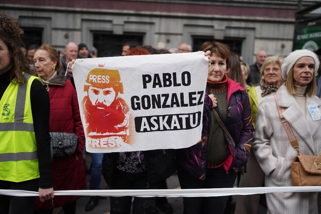 Varias personas sujetan un cartel con la cara del periodista Pablo González durante una manifestación en Bilbao, Vizcaya, Euskadi, España, el 13 de enero de 2024. Foto Europa Press