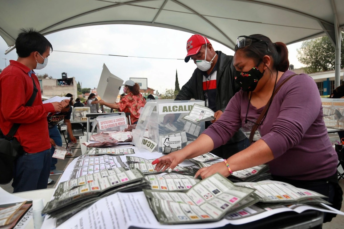 Conteo de votos para la elección 2021 de diputados federales, alcaldía y diputados locales en las instalaciones del INE, el 6 de junio pasado. Foto Cristina Rodríguez