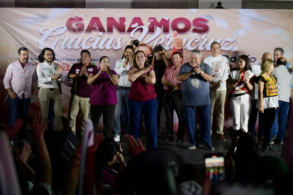 Rocío Nahle, candidata de Sigamos Haciendo Historia en Veracruz, durante un mensaje que dio ayer en la plaza Sebastián Lerdo en Xalapa, al proclamarse vencedora de la contienda electoral en el estado. Foto Alberto Roa / Cuartoscuro / La Jornada 
