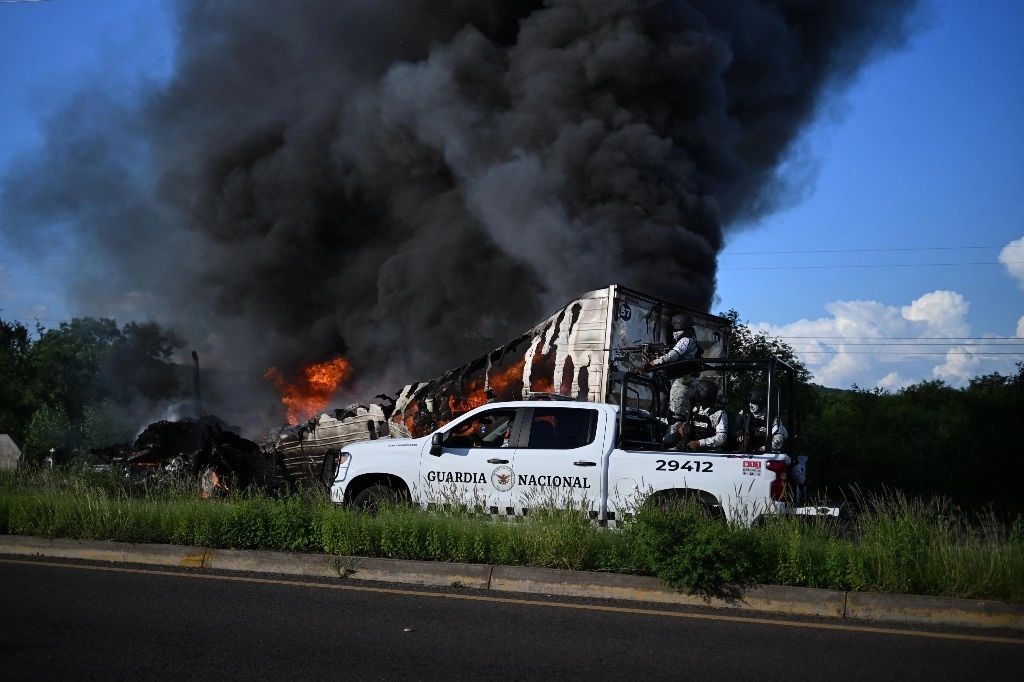 Tráileres fueron dejados en llamas en medio de la carretera a la salida norte de Culiacán; parte de los hechos violentos ocurridos hoy en Sinaloa.
Foto Marco Ruíz / Debate.