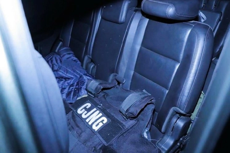 La aprehensión de Rosalinda González Valencia, esposa de Nemesio Oseguera Cervantes, alias "El Mencho", líder del cártel Jalisco Nueva Generación, se efectuó en Zapopan, Jalisco. En la imagen, equipo que utilizan miembros del CJNG decomisado dentro de un vehículo. Foto Cuartoscuro / Archivo