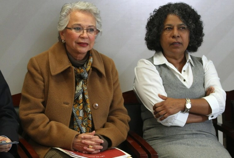 La secretaria de Gobernación, Olga Sánchez Cordero con Candelaria Ochoa Ávalos, en imagen de archivo. Foto: María Luisa Severiano