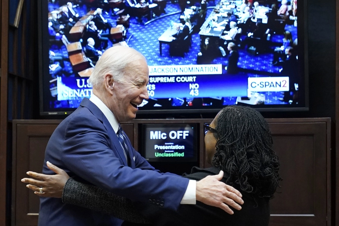 El presidente estadunidense, Joe Biden, abraza a Ketanji Brown Jackson, luego de que el Senado la confirmó como la primera mujer de raza negra en la Corte Suprema, el 7 de abril de 2022. Foto Ap