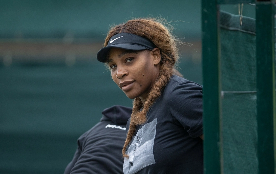 Serena Williams previo a una práctica del torneo de Wimbledon, el 27 de junio de 2021, en Londres. (David Gray/Pool Foto vía Ap)