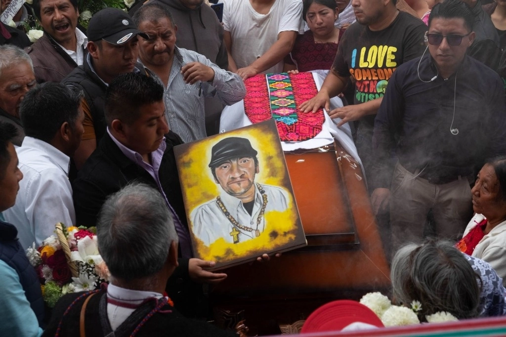 Miles de pobladores de diferentes regiones de Chiapas, México y otros países, familiares y amigoS enterraron el cuerpo del padre Marcelo en el patio de la casa parroquial de la iglesia de San Andrés Apóstol, en San Andrés Larráinzar. Foto Cuartoscuro 