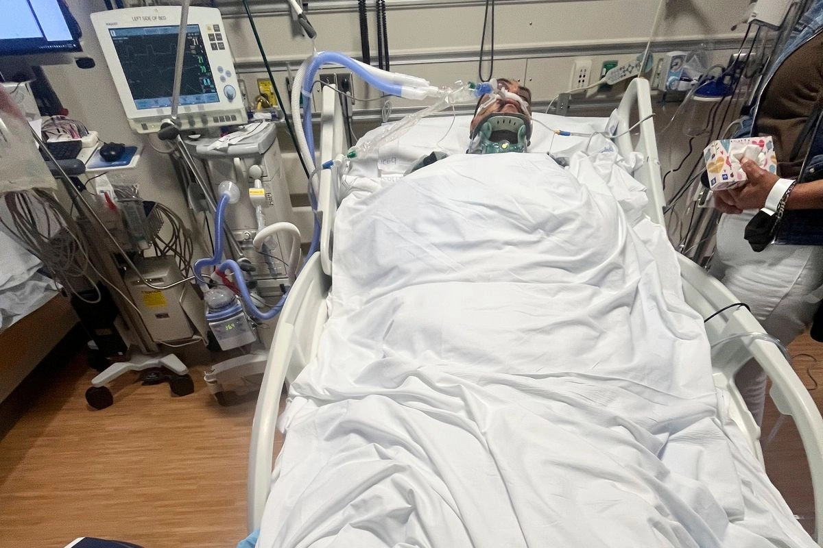 Esta foto sin fecha, proporcionada por su familia, muestra a Jaime Alanis dentro del Centro Médico del Condado de Ventura, tras resultar herido durante una redada de inmigración el jueves 10 de julio de 2025 en Camarillo, California. Foto