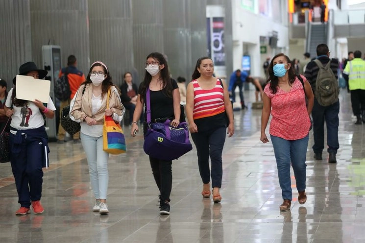Ciudadanos toman medidas de prevención en contra del Covid-19 en el Aeropuerto Internacional de la Ciudad de México, el 23 de marzo de 2020. Fotos María Luisa Severiano