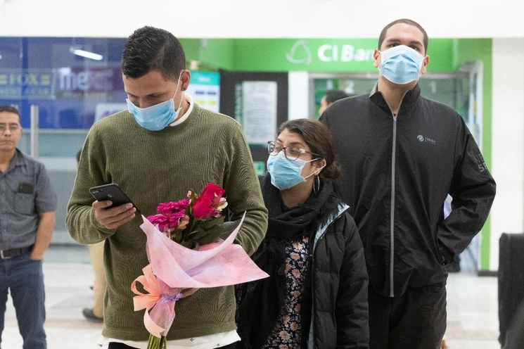 En días recientes, usuarios del AICM han decidido portar tapabocas. Foto Pablo Ramos