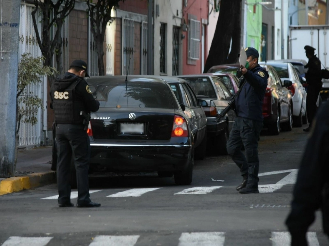 Al lugar del hecho llegaron elementos de la Secretaría de Seguridad Ciudadana de la Ciudad de México y solicitaron los servicios de personal de emergencia, sin embargo, el guardia perdió la vida, en la alcaldía Miguel Hidalgo, Ciudad de México, el 28 de enero de 2021. Foto Cuartoscuro
