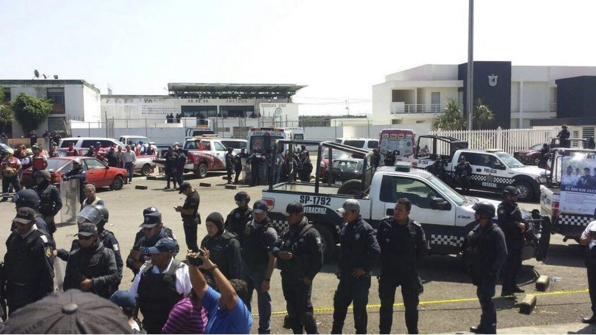 Según video grabados por los presos del penal, la trifulca inició ante el hartazgo de los reclusos por el abuso del llamado Grupo Sombra, quienes extorsionan y amenazan desde el CERESO a los internos y sus familias. Foto 