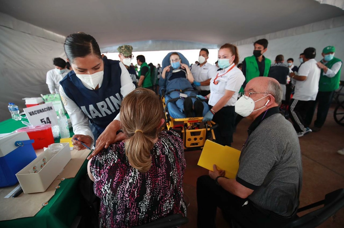 Adultos mayores reciben su segunda dosis de la vacuna contra el Covid-19 en el Estadio Olímpico de Ciudad Universitaria, en la Ciudad de México, el 12 de abril de 2021. Foto Luis Castillo
