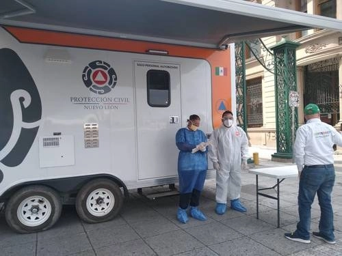  Autoridades del sector salud de Nuevo León instalaron tres módulos móviles para realizar a partir de hoy pruebas a las personas que tengan síntomas de Covid-19; dos se encuentran en Monterrey y otro en el municipio de Guadalupe, informó el secretario del ramo, Manuel de la O Cavazos. Foto 'La Jornada'