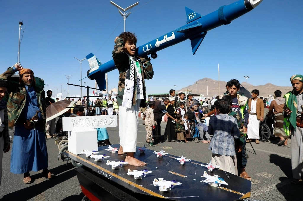 Simpatizantes hutíes durante una protesta contra los ataques estadunidenses en Yemen y el conflicto en la franja de Gaza, el 23 de febrero pasado en Saná, Yemen. Foto Ap 