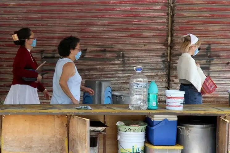 Turistas caminan entre negocios en Acapulco, Guerrero. Foto Carlos Alberto Carbajal