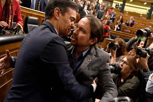 El primer ministro español, Pedro Sánchez, y el líder de Podemos, Pablo Iglesias, en imagen de antier en el Congreso, en Madrid. Foto Afp 