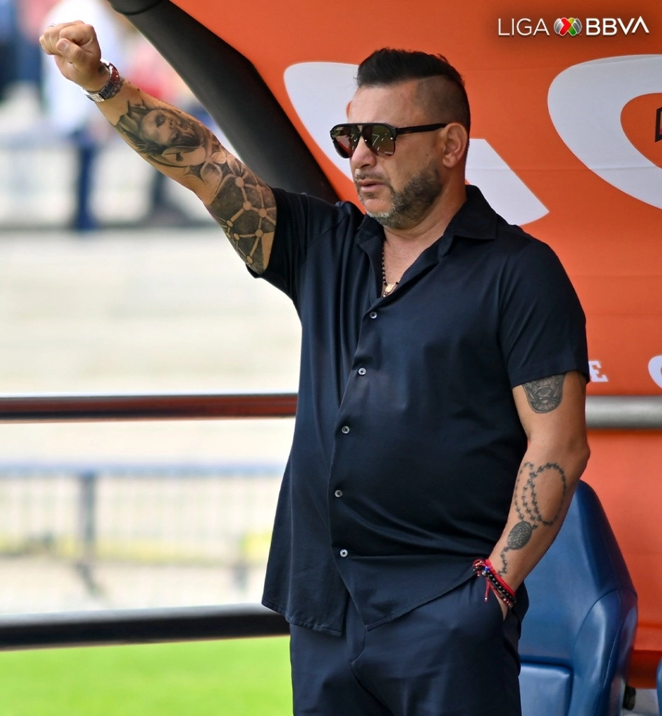 Mohamed cuenta con una amplia trayectoria en el futbol mexicano. Como entrenador ha dirigido al Zacatepec, Morelia, Querétaro, Chiapas, Veracruz, Xolos, América, Monterrey, y Pumas. La imagen, cuando dirigió a los auriazules en 2023. Foto tomada de X @LigaBBVAMX.