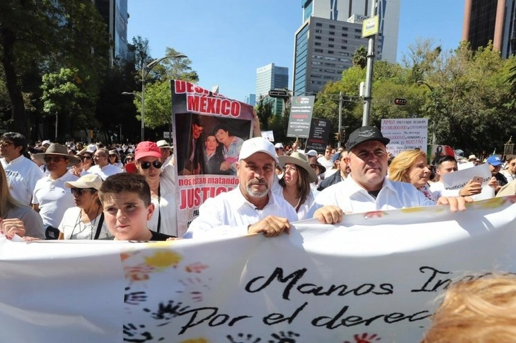 Julián LeBarón e integrantes de su familia durante una marcha, el 1 de diciembre de 2019. Foto Marco Peláez 