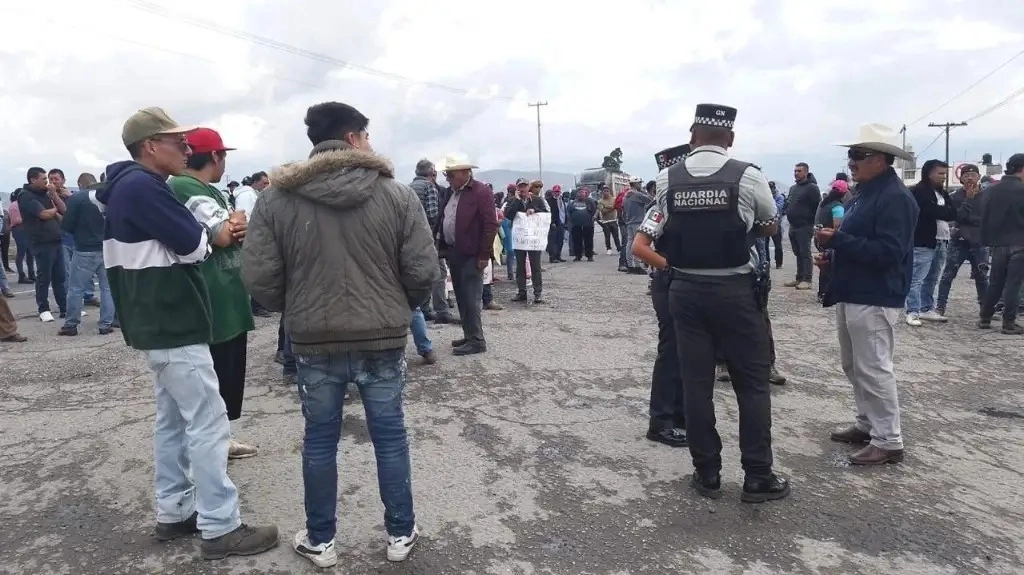 Acompañados del alcalde de Perote, Delfino Ortega, habitantes se plantaron a las afueras de las instalaciones de Granjas Carroll, en imagen de archivo. Foto 'La Jornada'