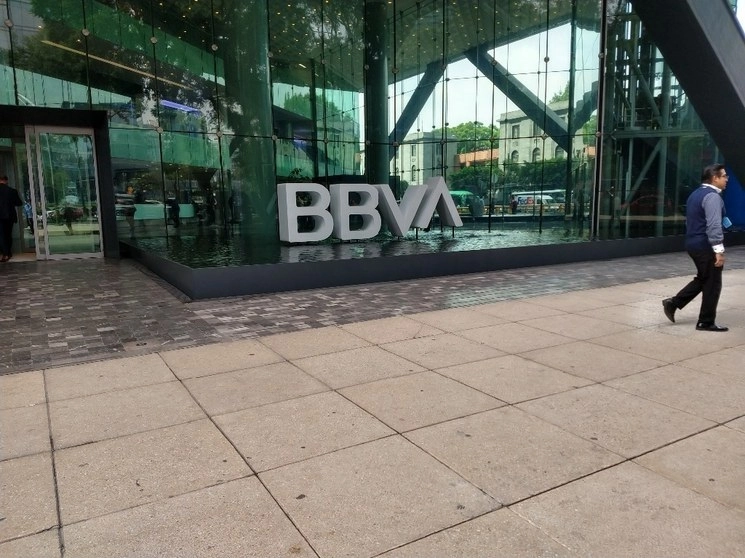 BBVA confirmó sostener conversaciones con Sabadell para eventual fusión. Foto Julio Gutiérrez / Archivo
