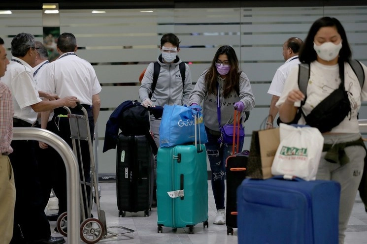 El Instituto de Servicios de Salud de Aguascalientes informó que hay cuatro nuevos casos positivos en la entidad. En imagen, personas en el Aeropuerto Internacional de la Ciudad de México. Foto María Luisa Severiano/ Archivo