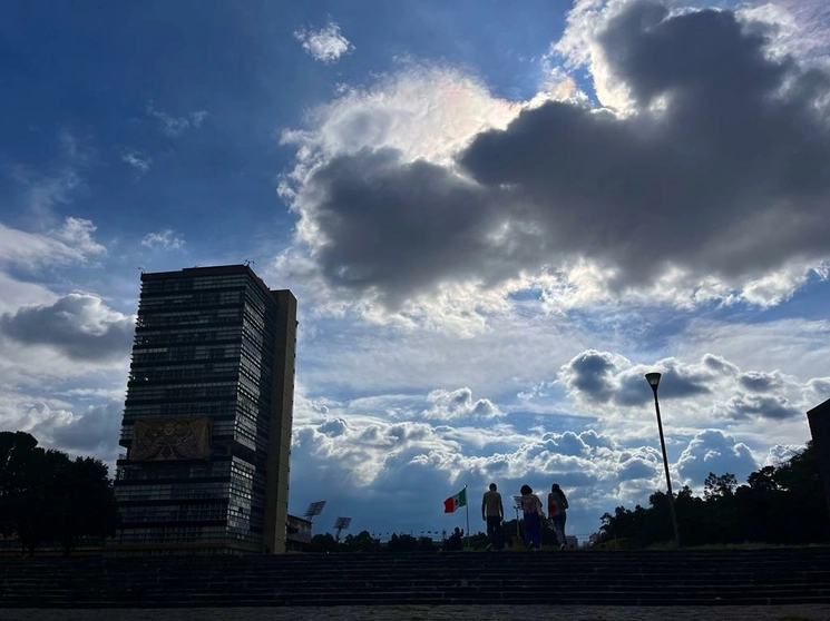 Estudiantes caminan en la explanada del edificio de la Rectoría de la UNAM en Ciudad Universitaria, en la capital del país, el 23 de agosto de 2023. Foto Luis Castillo