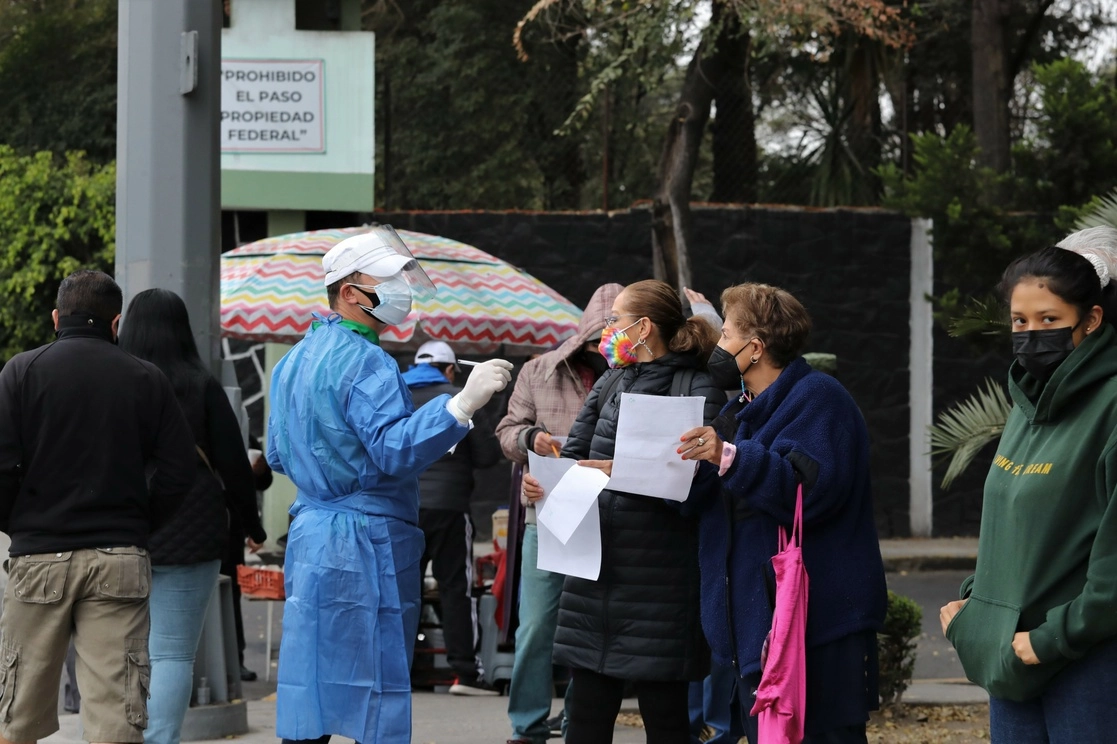 Un grupo de personas hace fila para poder acceder a una prueba de detección de Covid-19. Foto Roberto García Ortíz 