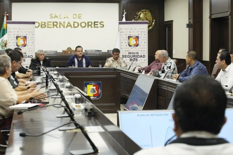 El gobernador de BCS, Carlos Mendoza Davis, encabezando una reunión con su equipo a propósito del Covid-19. Foto Twitter @cmendozadavis