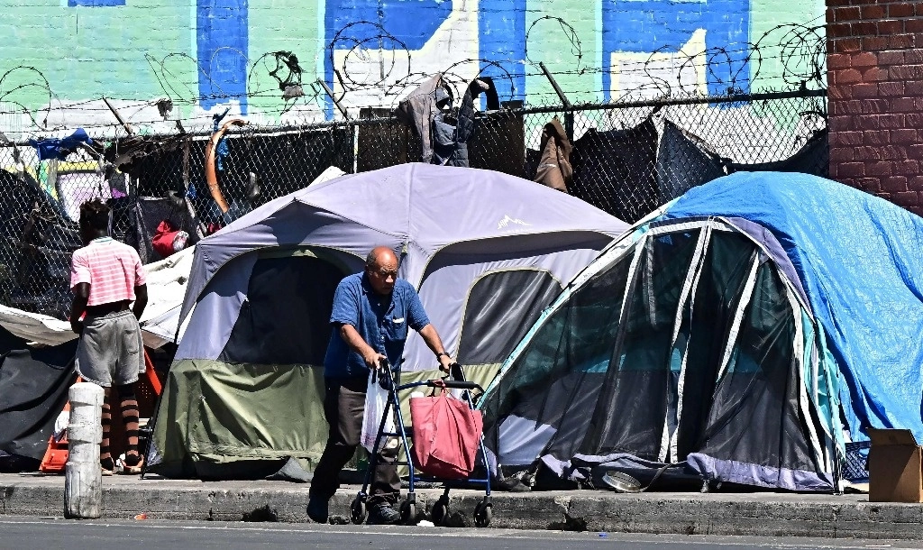 El último recuento reporta que en todo EU hay 653 mil 100 personas sin hogar. Foto Afp