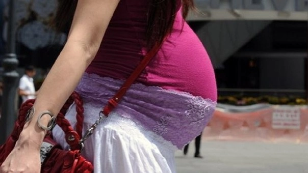 Médicos franceses informaron sobre el primer caso confirmado de contagio intrauterino por Covid-19. Foto Afp / Archivo