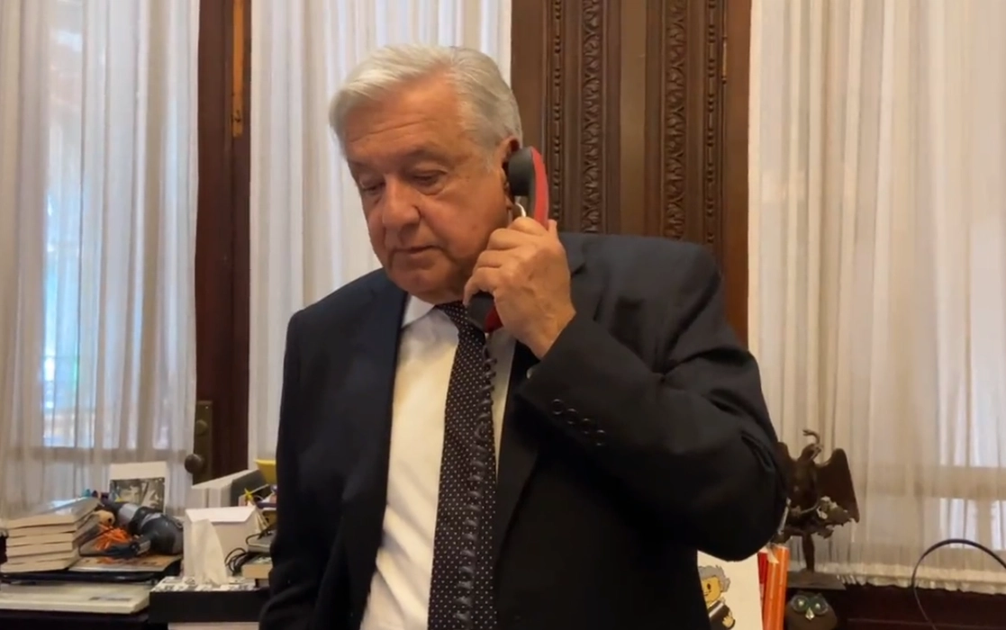 El presidente Andrés Manuel López Obrador, durante una de las llamadas telefónicas realizadas tras el sismo