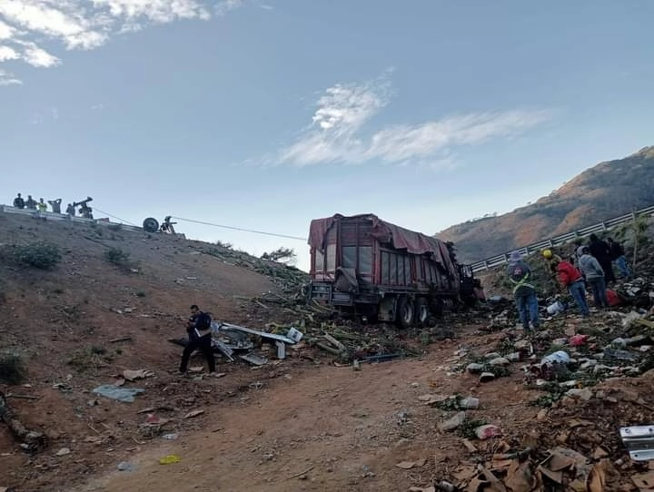 El tractocamión se volcó ayer en el kilómetro 42 de la autopista Jala-Compostela. Foto cortesía Protección Civil local