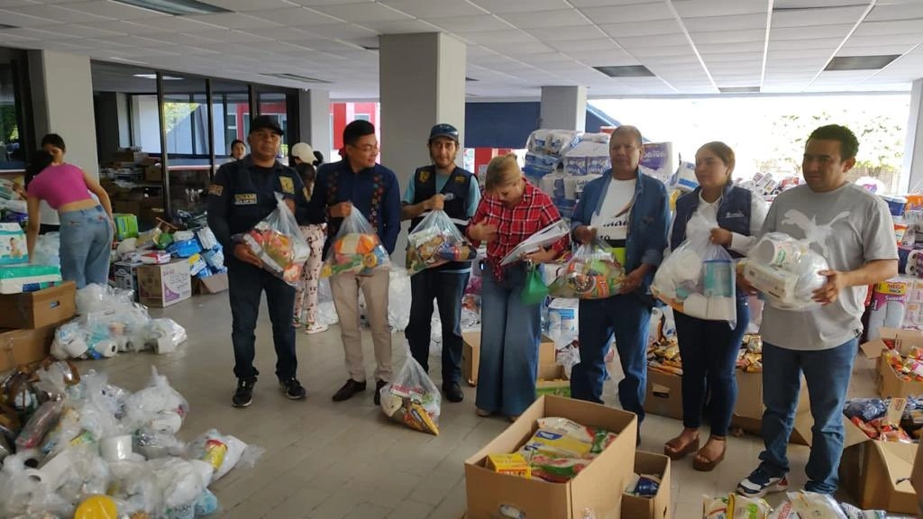 Profesores apoyaron a la entrega de víveres y muchos de ellos recibieron ayuda. Foto Uagro