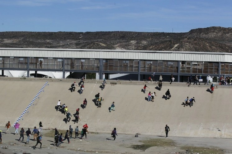 Migrantes intentan ingresar de Ciudad Juárez hacia El Paso, Texas. Foto Víctor Camacho / Archivo