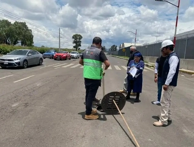 En el transcurso de esta semana se llevará a cabo una nueva sesión de colaboración con PEMEX, especialistas y la FGJEM para atender el tema de la mezcla de hidrocarburo hallado en la red de alcantarillado de la zona norte de esta localidad. Foto 'La Jornada'