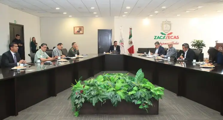 Alejandro Tello Cristerna, gobernador de Zacatecas y el Grupo de Coordinación Local dialogan sobre la manera de enfrentar el Covid-19. Foto @ATelloC